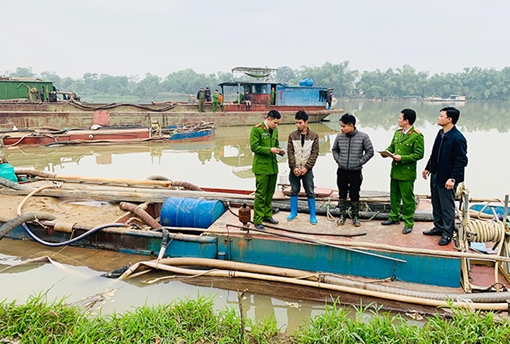Bắt giữ 2 tàu khai thác cát trái phép trên sông Mã