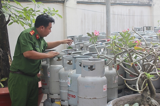 Cơ sở sang chiết gas trong bãi đậu xe 