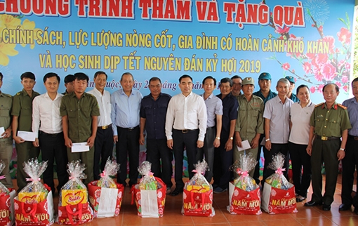 Phó Thủ tướng Thường trực Trương Hòa Bình tặng quà Tết cho gia đình chính sách