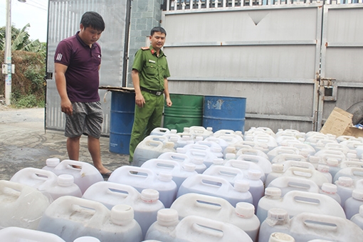 Xe tải vận chuyển hơn 14000 lít dầu mỡ động vật không rõ nguồn gốc