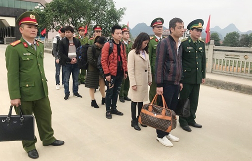 Bàn giao người xuất nhập cảnh trái phép tại cửa khẩu Tả Lùng