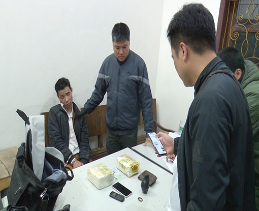 Vận chuyển ma túy, rút chốt lựu đạn, ném về phía công an