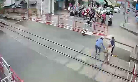 Hai nữ nhân viên gác chắn dũng cảm cứu cụ bà trên đường ray khi tàu đang tới