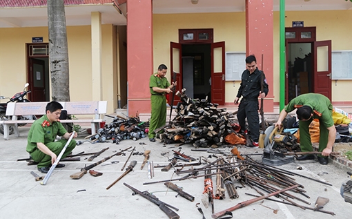 Làm tốt công tác thu hồi súng tự chế và công cụ hỗ trợ