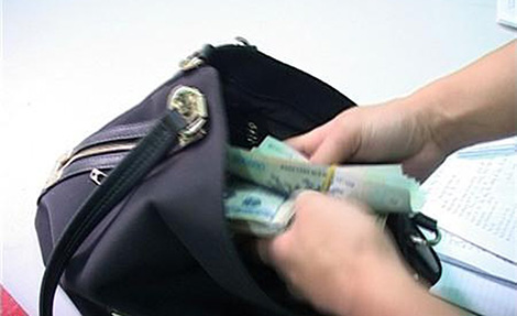 Trộm 150 triệu đồng, 2 du khách Hàn Quốc khai “nướng” vào chiếu bạc