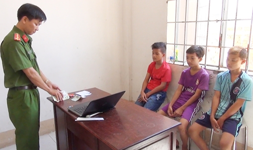 Thiếu niên 15 tuổi trộm tiền cho mẹ sắm vàng