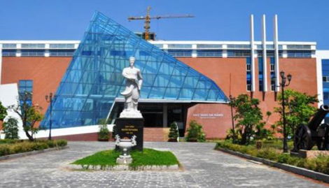 Tự ý xâm phạm hiện vật trưng bày trong bảo tàng gây bức xúc dư luận