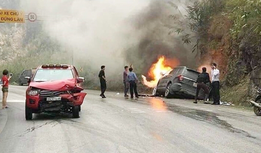 Ô tô bốc cháy trên đèo Thung Khe sau va chạm giao thông