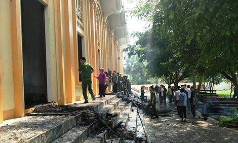 Công an nỗ lực dập lửa đám cháy ở nhà thờ Công giáo 
