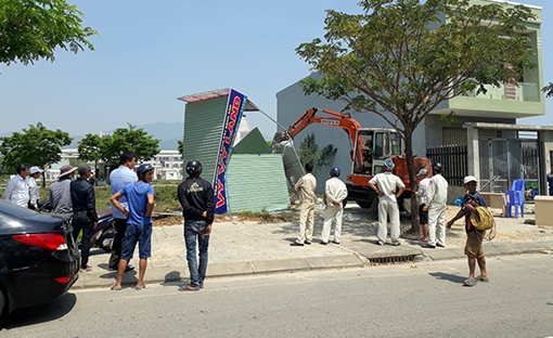 Tháo dỡ ki ốt do “cò đất” lắp dựng trái phép