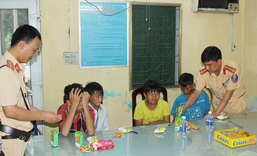 Giúp đỡ 4 cháu nhỏ về với gia đình