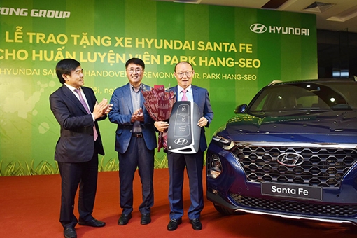 Trao tặng xe Hyundai Santa Fe cho ông Park Hang Seo 