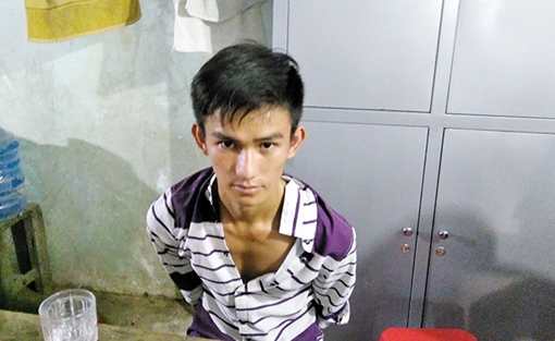 Hai tên cướp giật trên QL1A, vừa chia tiền xong thì bị bắt