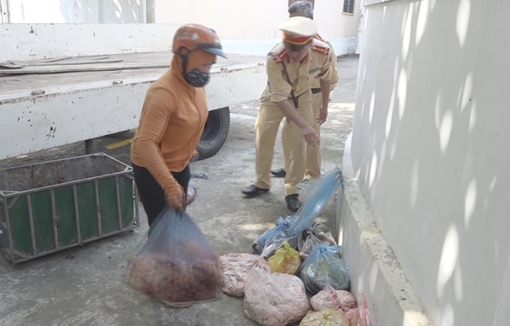 Người phụ nữ "ôm" 100kg nội tạng động vật bốc mùi đi tiêu thụ