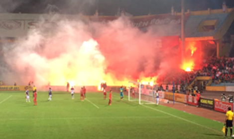 Hành vi đốt pháo sáng của CĐV có dấu hiệu của "Tội gây rối trật tự công cộng"