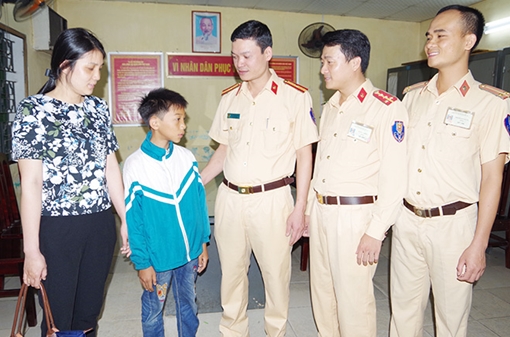 Bé trai 11 tuổi đạp xe từ Nam Định lên Hà Nội tìm mẹ bị lạc được CSGT giúp đỡ