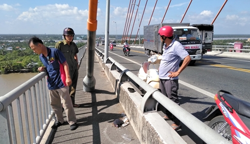 Để lại dép trên cầu Rạch Miễu rồi lao mình xuống sông Tiền