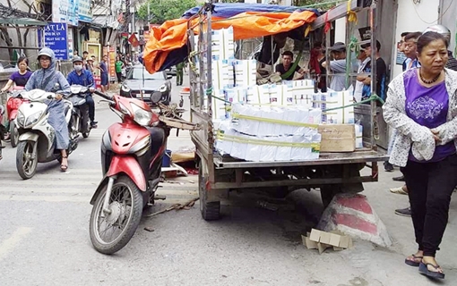 Va chạm với xe ba gác, người đàn ông điều khiển xe máy bị giấy rơi đè tử vong