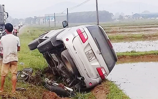 Rẽ qua đường người phụ nữ bị ô tô tông tử vong