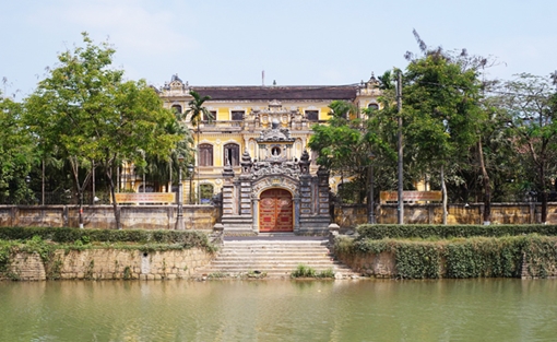 Ai về bến Ngự cho ta nhắn cùng