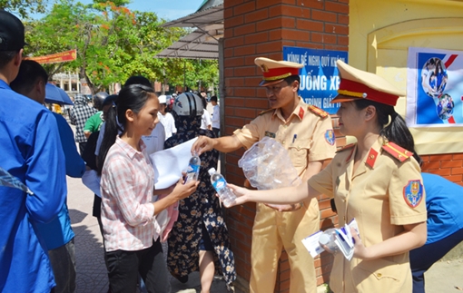 CSGT tặng nước, khăn lạnh miễn phí cho thí sinh