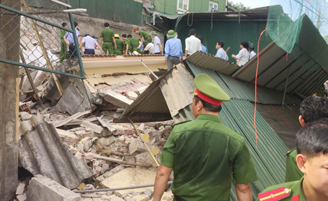 Cảnh sát giải cứu người đàn ông trong căn nhà bị sập