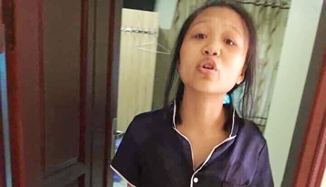 Làm rõ người mẹ trẻ xách con mới sinh 