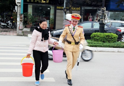 Từng bước thực hiện chuẩn mực văn hóa công vụ