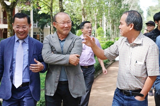 Bầu Đức, huấn luyện viên Park Hang-seo và cái giá của bóng đá Việt Nam