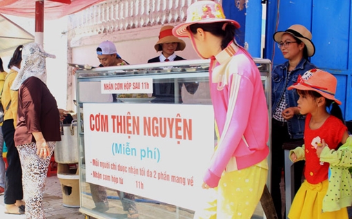 Quán cơm thiện nguyện ấm áp tình người