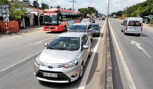 3 xe ô tô tông liên hoàn trên cao tốc TP.HCM – Trung Lương