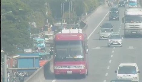 Xử phạt xe khách biển Lào đi lùi trên đường vành đai 3