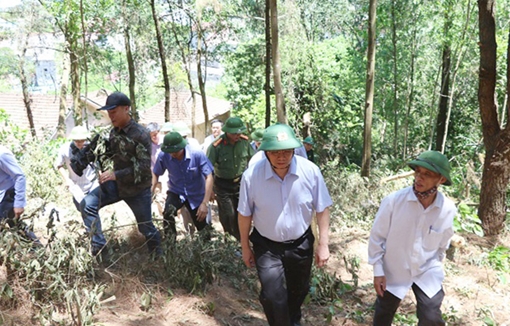 Trưởng ban Tổ chức Trung ương thị sát hiện trường, động viên cán bộ chiến sĩ chữa cháy rừng