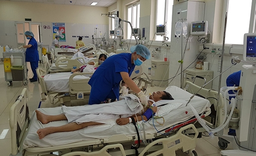 Ngã cầu thang bị thanh sắt đâm xuyên qua gan, màng phổi