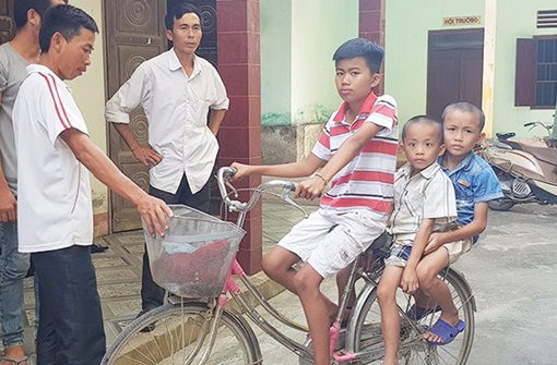 Sợ bố mẹ mắng, 3 anh em đi lạc "kể chuyện" bị bắt cóc