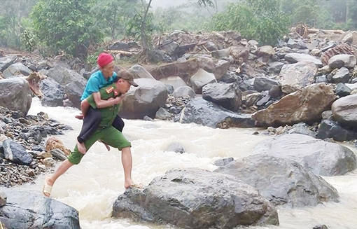 Công an Mường Lát tiếp tục di dời dân và cứu trợ dân tại các điểm sơ tán