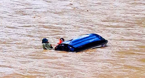 Mô tô nước cứu hộ, cứu nạn bị nước lũ lật úp