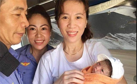 Nhân viên đường sắt giúp bà bầu sinh con trên tàu