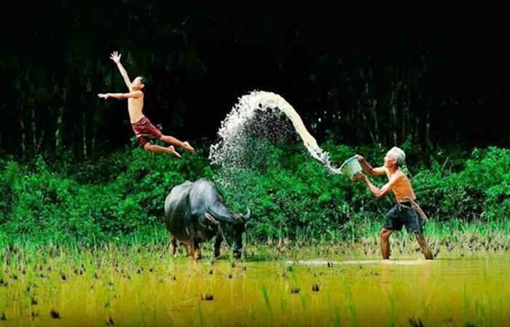 Giang hồ mê chơi quên quê hương…