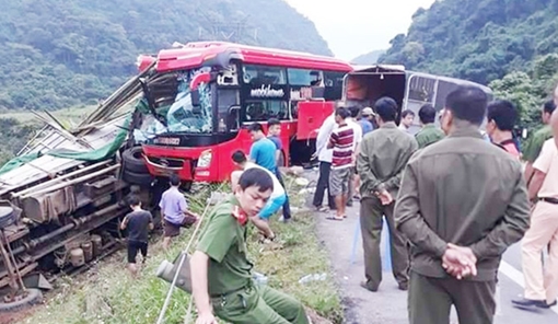Tạm giữ lái xe khách gây tai nạn ở Hoà Bình