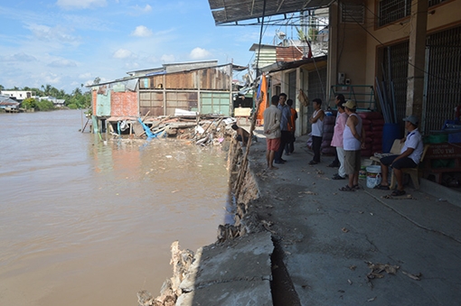 Sạt lở, 9 căn nhà ở Sóc Trăng trôi theo dòng nước