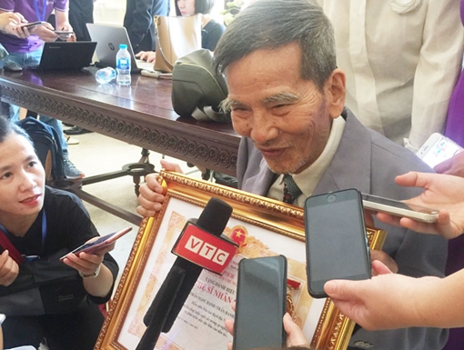 Đi qua bên kia dốc mới thấy ánh mặt trời