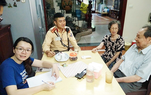 Qua Facebook, CSGT tìm gia đình và đưa cụ ông bị lạc về nhà