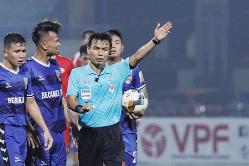 Bi hài từ trọng tài đến ông bầu V.League