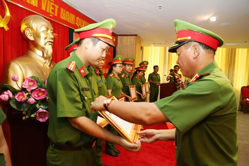 Thượng tôn pháp luật trong đấu tranh với tội phạm