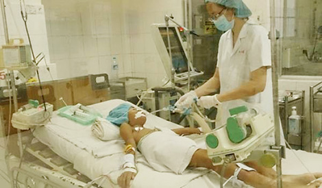 Bé trai 7 tuổi mắc bệnh bạch hầu