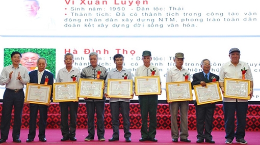 Tuyên dương người có uy tín tiêu biểu vùng đồng bào DTTS