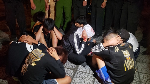 CSGT bị thương khi ngăn chặn nhóm đua xe trái phép