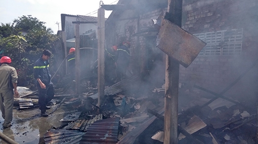 Kịp thời dập tắt đám cháy kho đồ điện, dân cư hoảng loạn