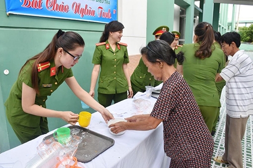 Những việc làm bình dị, ý nghĩa của nữ cán bộ, chiến sĩ Công an